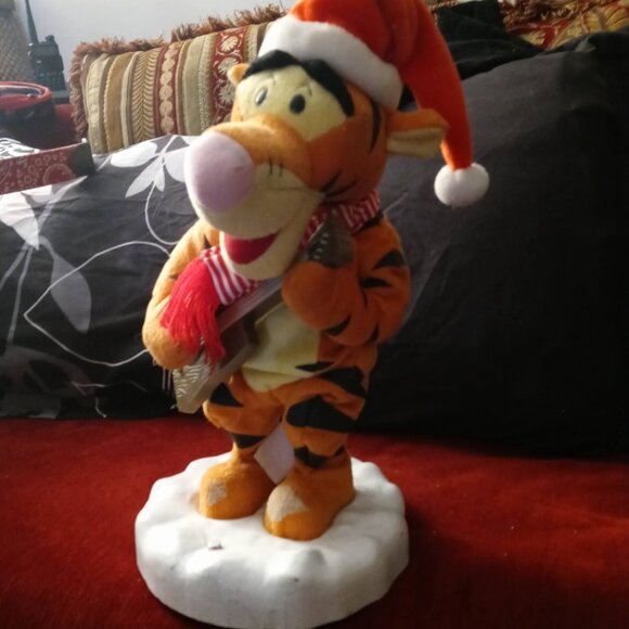 Animated  Gemmy Animated Disney Tigger Singing Dancing Christmas Figurine - Picture 1 of 5